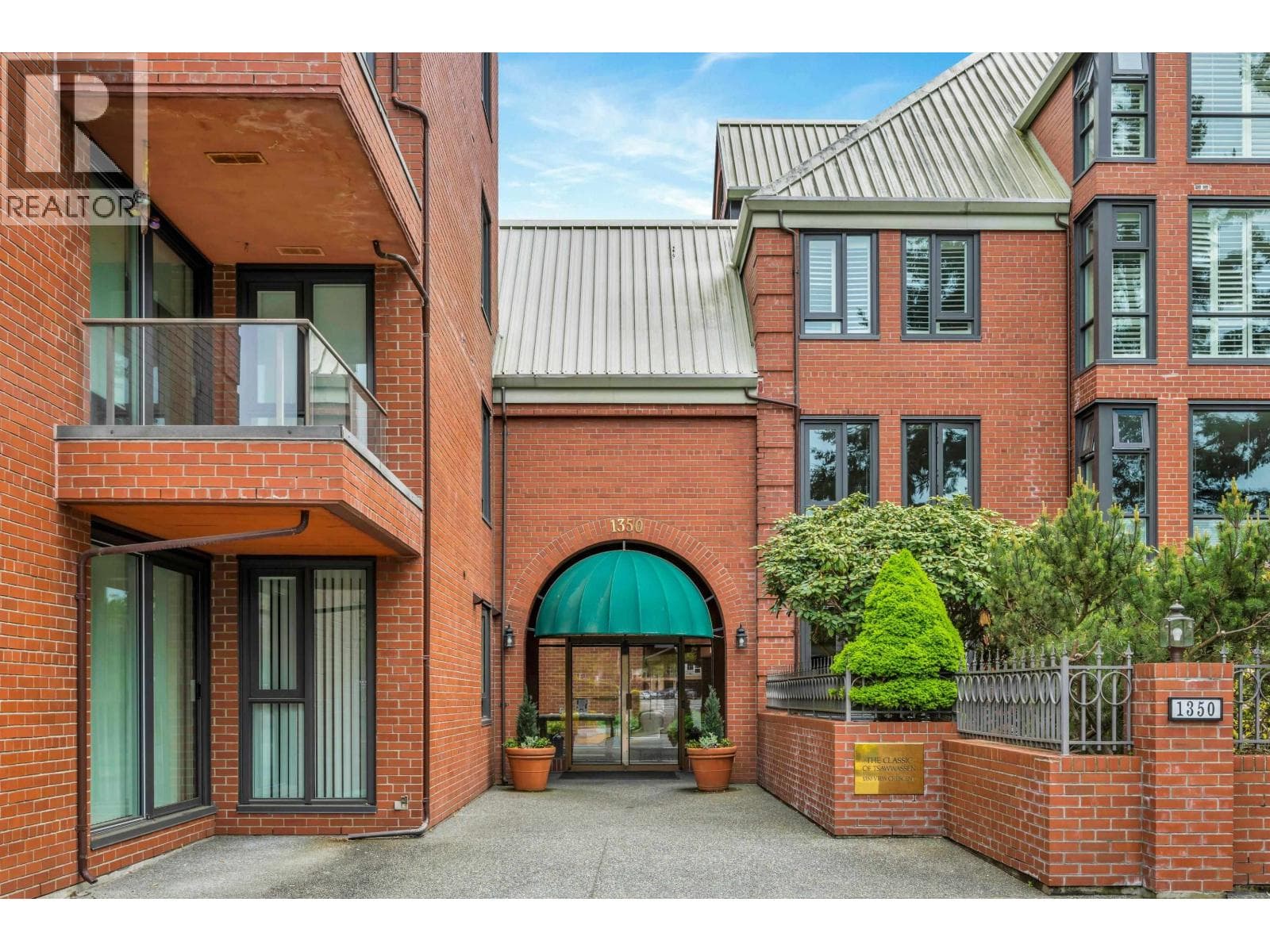 508 1350 VIEW CRESCENT — photo 3
