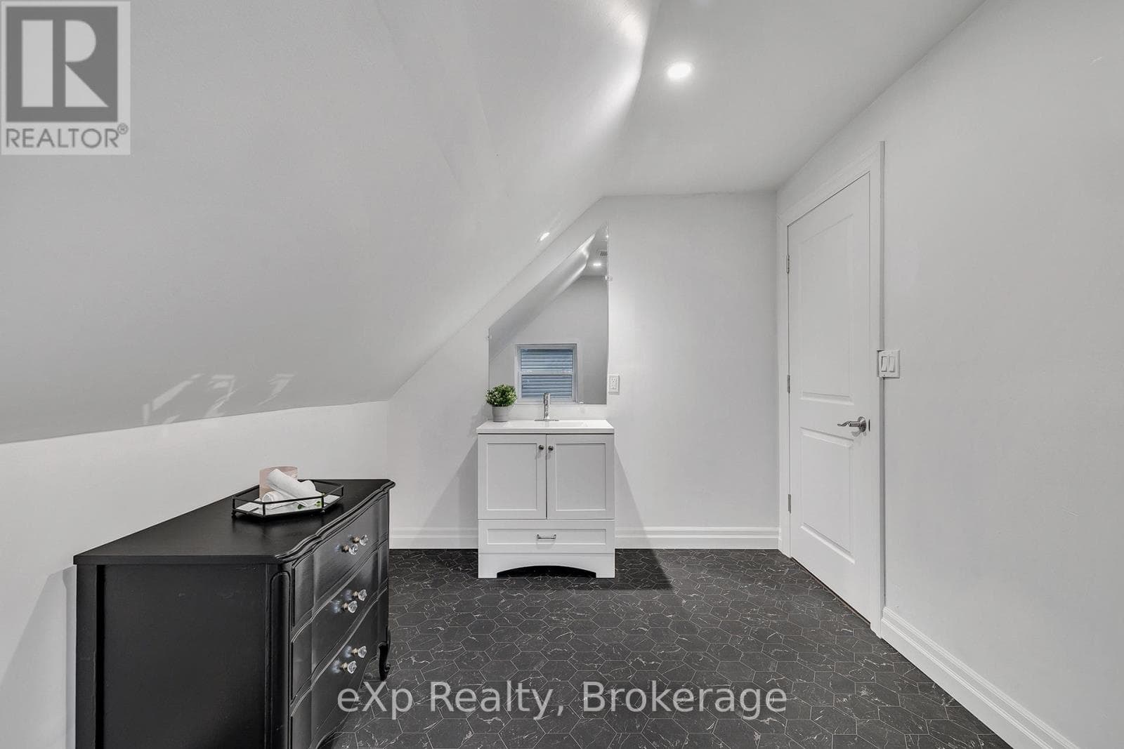 272 PRINCESS STREET, OnePoint — photo 2