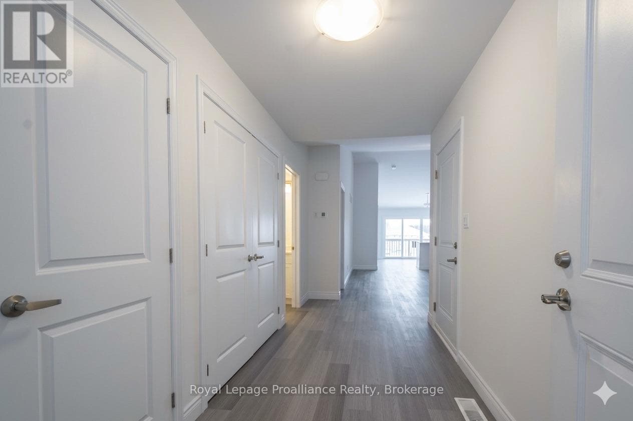 121 FARRINGTON CRESCENT, Central Lakes — photo 2