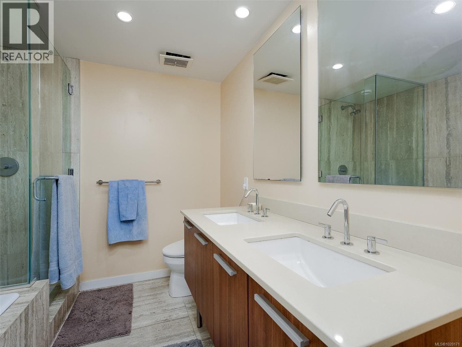 403 708 Burdett Ave, Victoria — photo 2