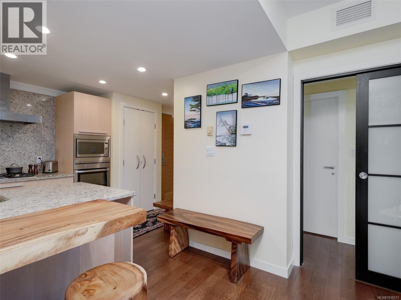 403 708 Burdett Ave, Victoria — photo 4