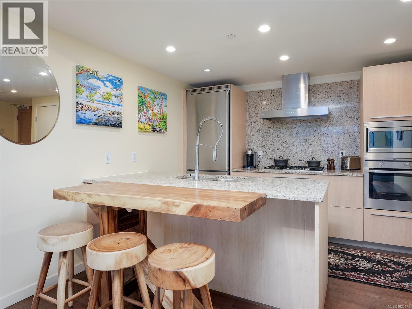 403 708 Burdett Ave, Victoria — photo 5