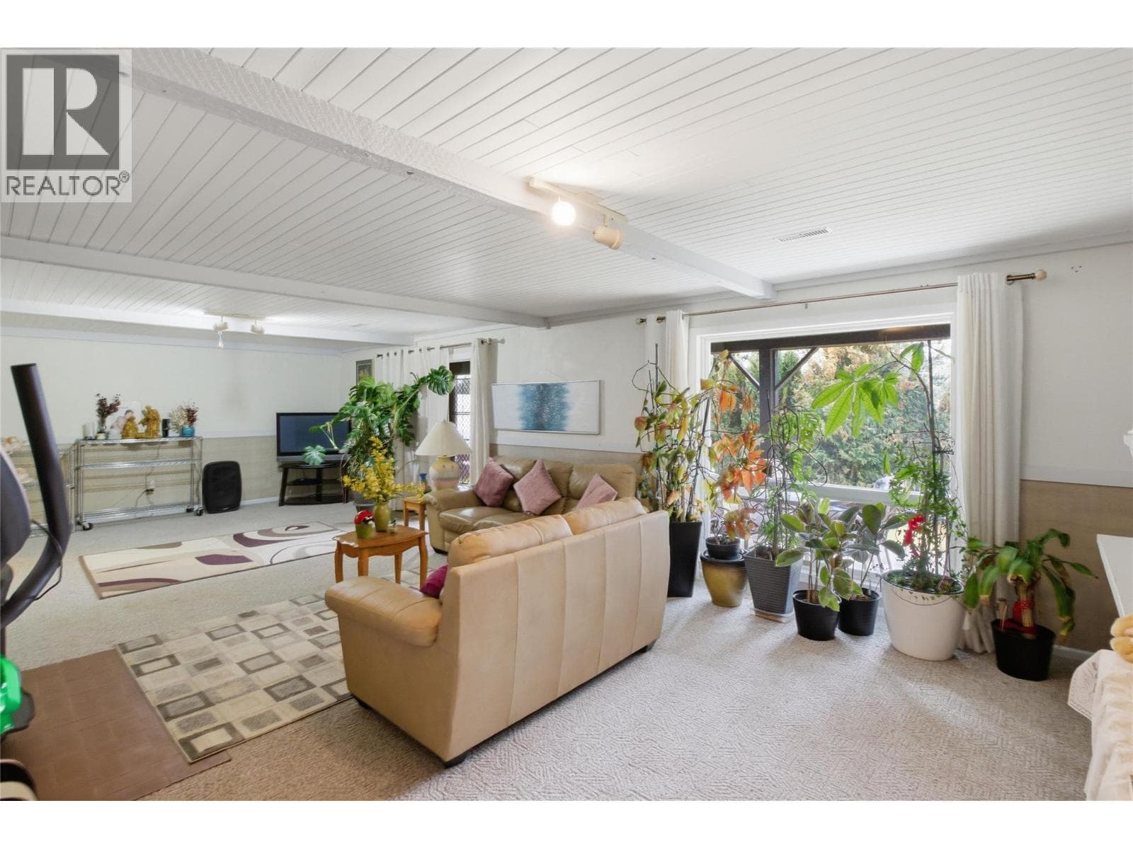 222 DOGWOOD Court, Interior REALTORS® — photo 5