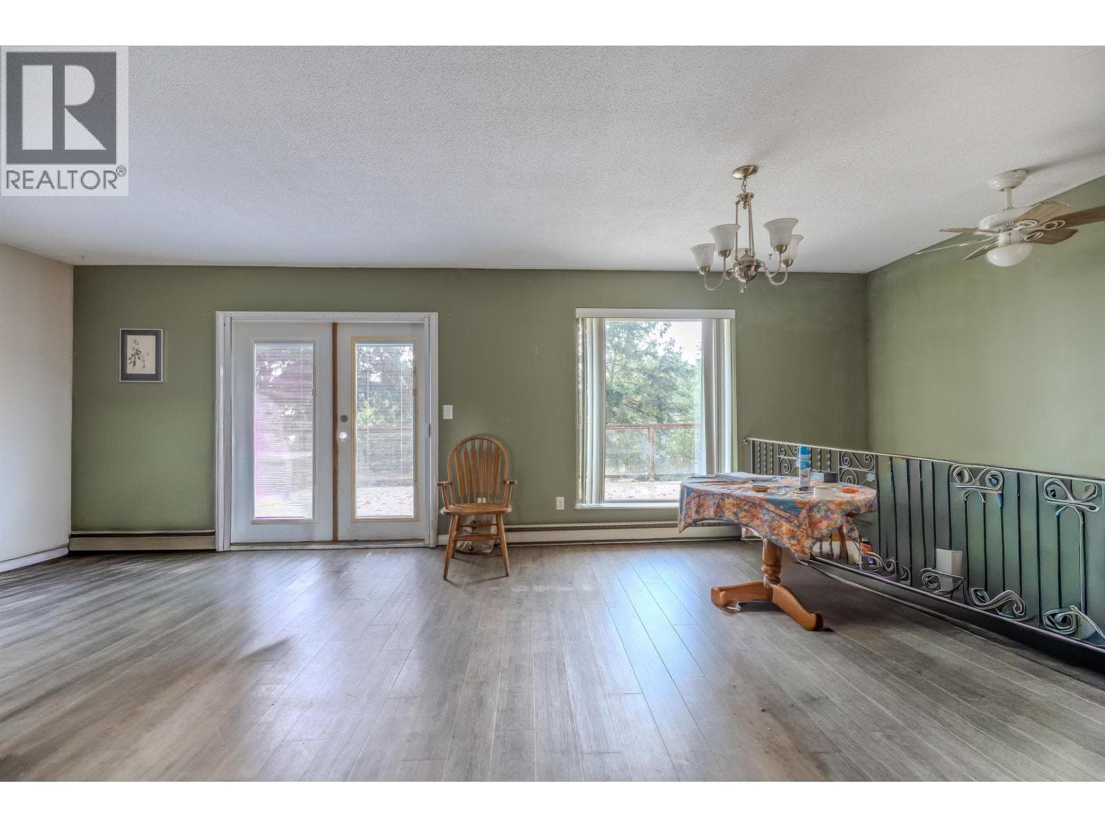 538 REED ROAD — photo 3