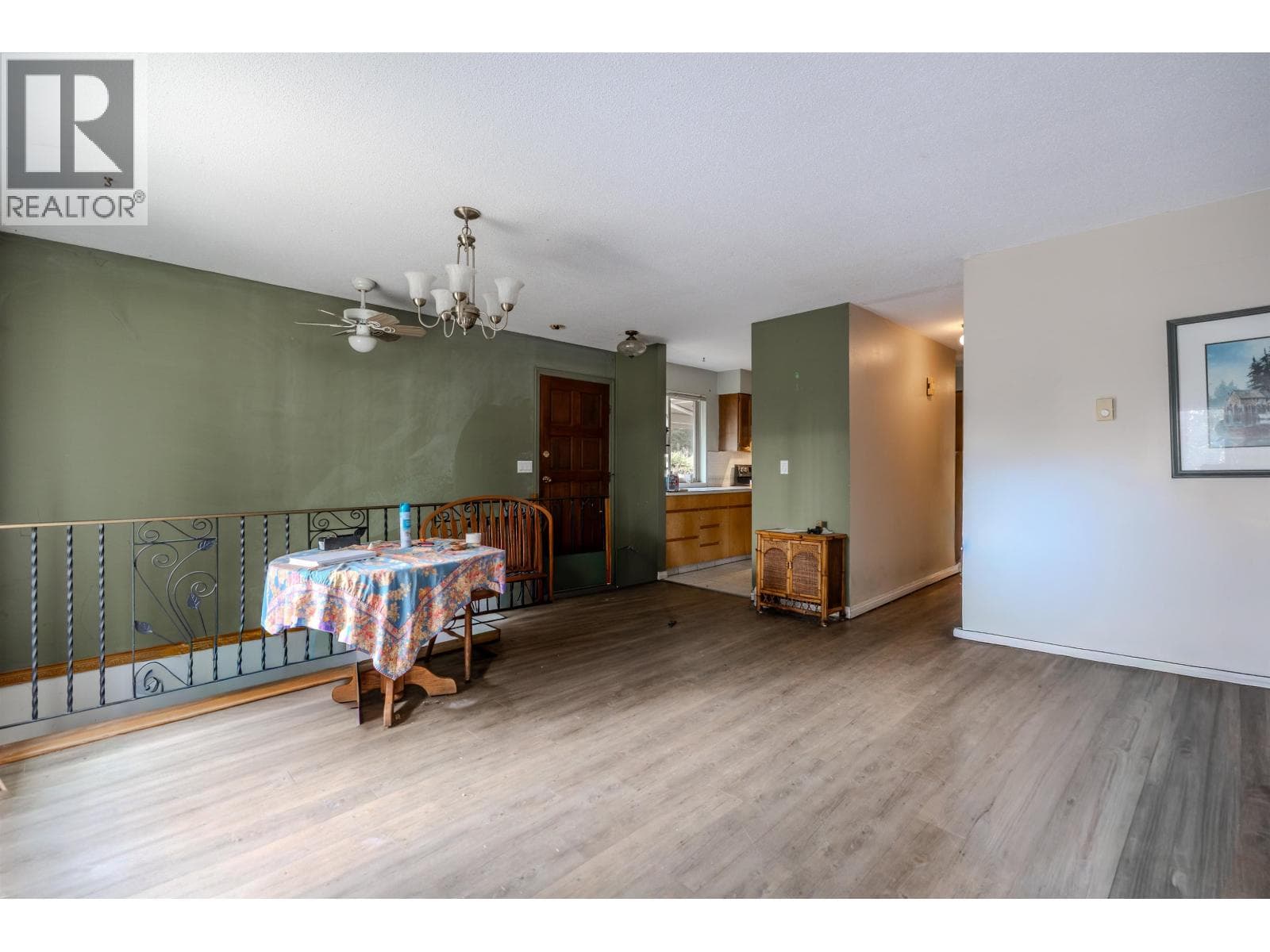 538 REED ROAD — photo 4