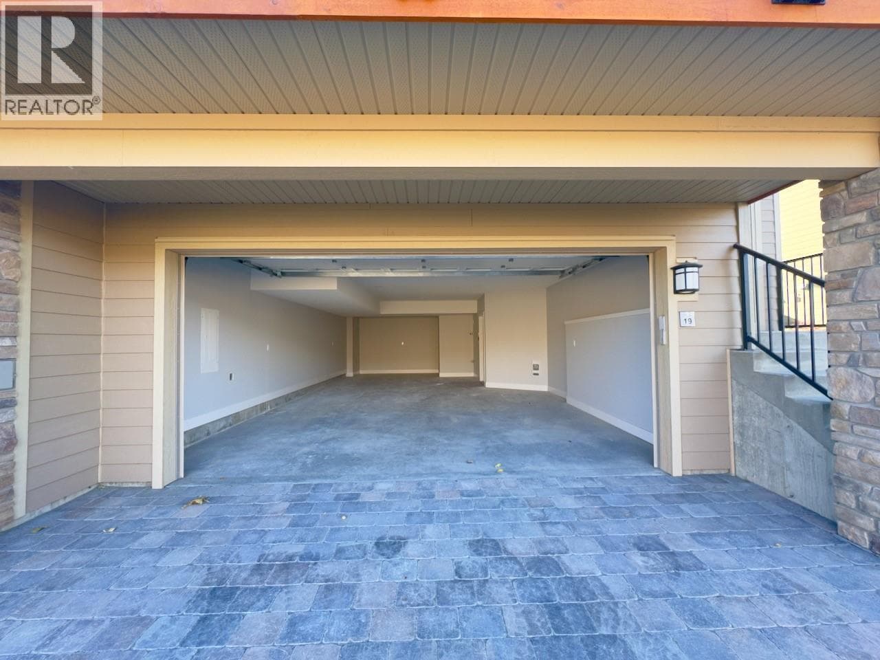 130 COLEBROOK Road Unit# 19, Interior REALTORS® — photo 4