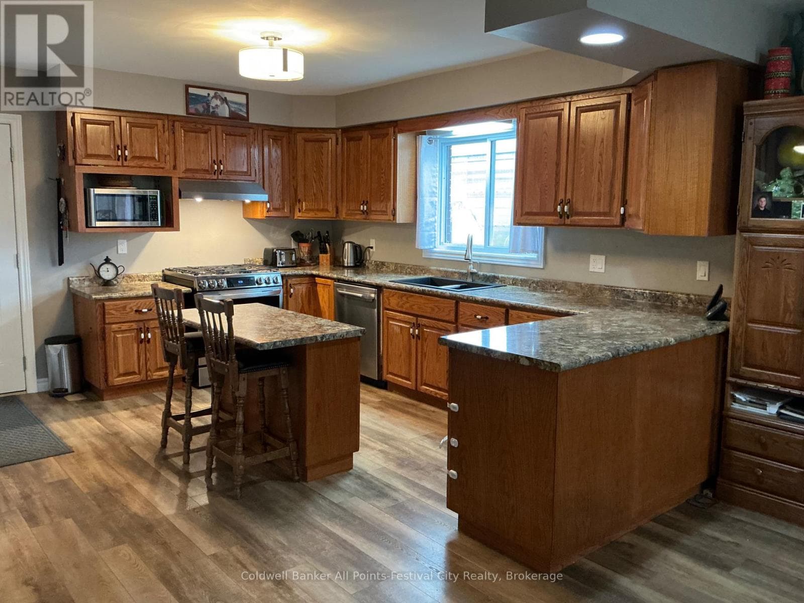 160 HURON ROAD, OnePoint — photo 2