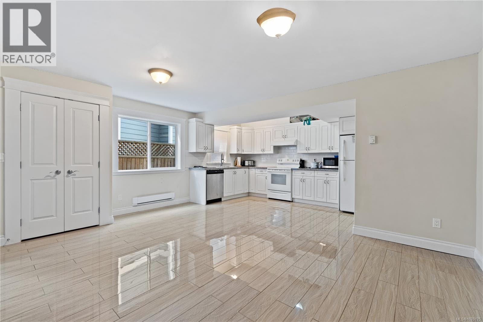 5013 LAGUNA WAY, Vancouver Island — photo 2
