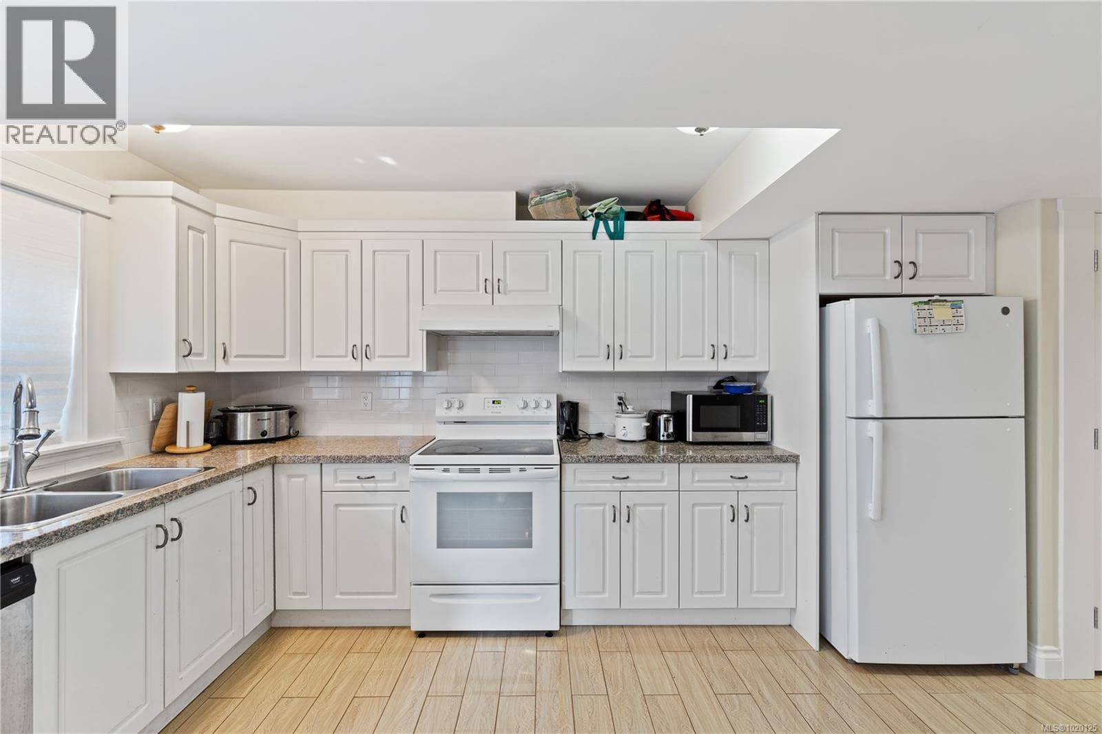 5013 LAGUNA WAY, Vancouver Island — photo 4