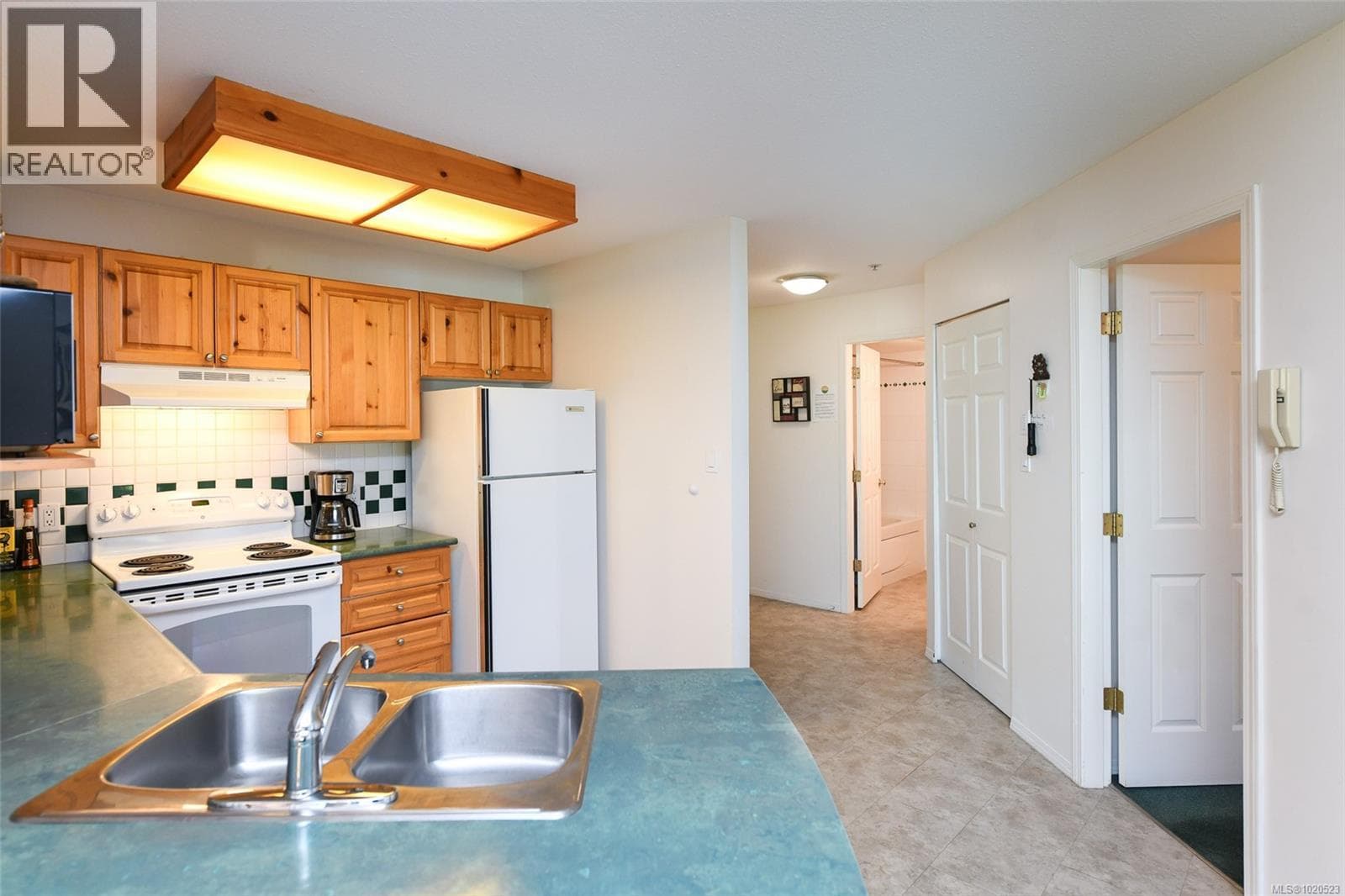 217 1320 HENRY ROAD, Vancouver Island — photo 4