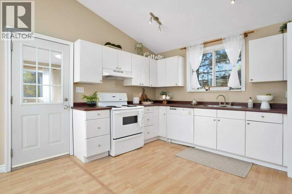 8 SUNNYSIDE DRIVE, Red Deer (Central Alberta) — photo 5