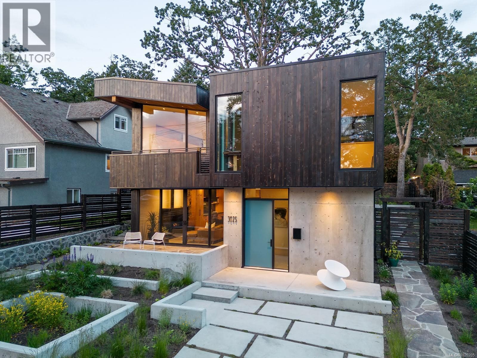 3025 JACKSON STREET in Hillside/Quadra