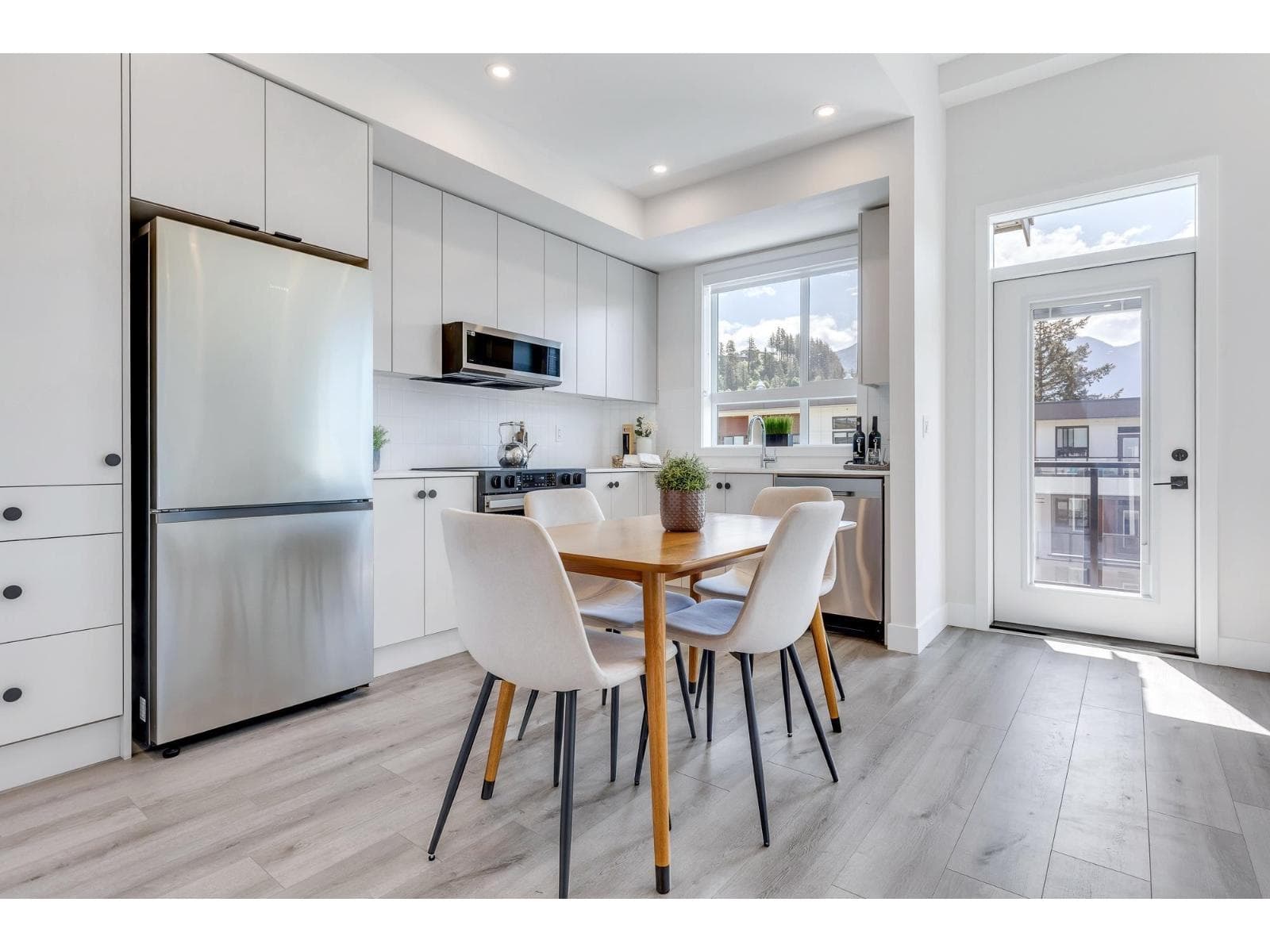 403 45497 CAMPUS DRIVE, Garrison Crossing — photo 3