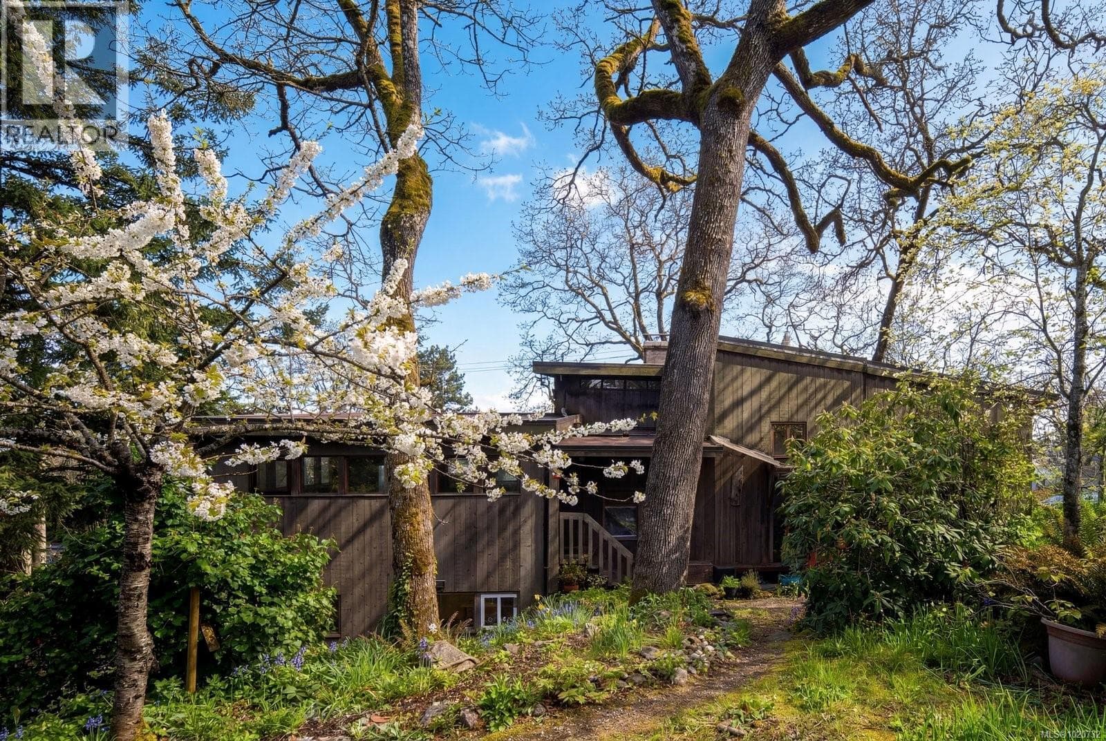 1168 BURNSIDE ROAD WEST, Victoria — photo 3
