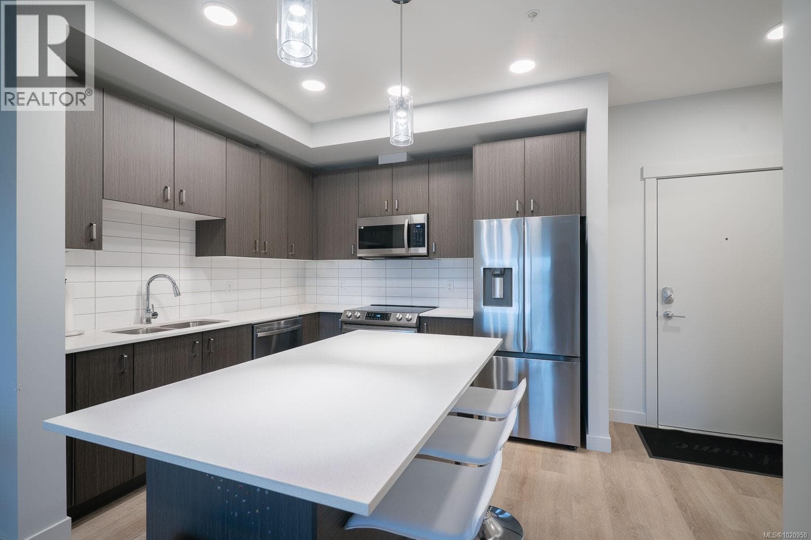 209 140 Jensen Ave W, Victoria — photo 4