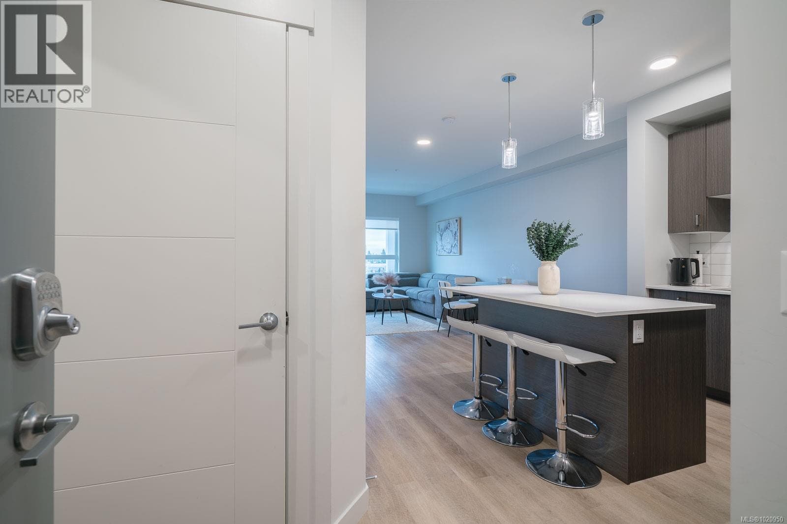 209 140 Jensen Ave W, Victoria — photo 3