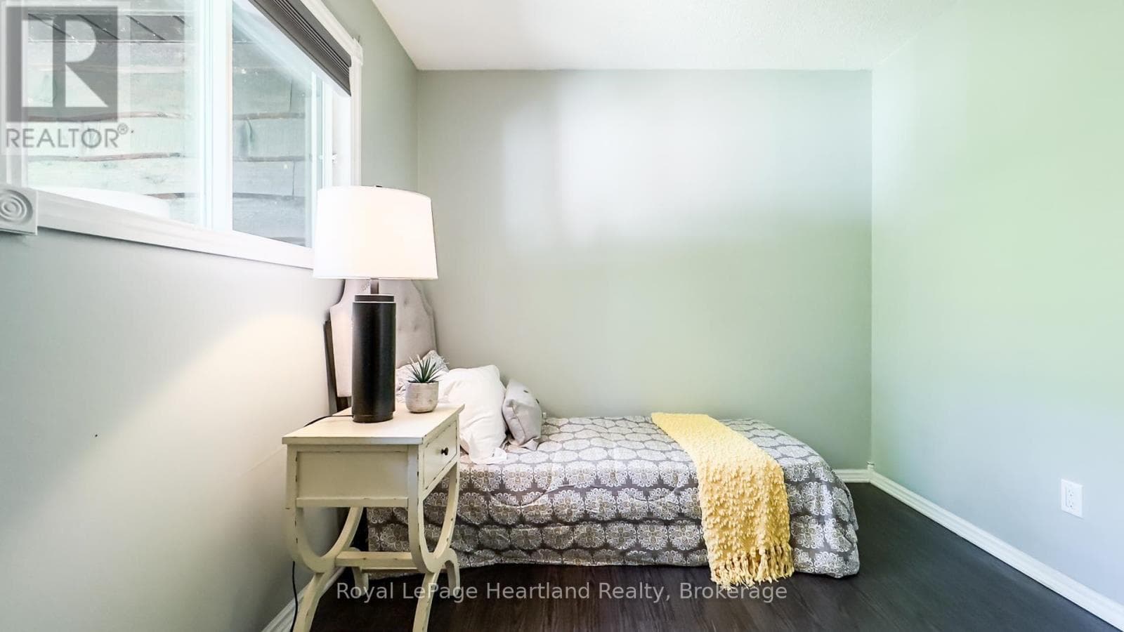 216 SHADYWOOD CRESCENT, OnePoint — photo 2