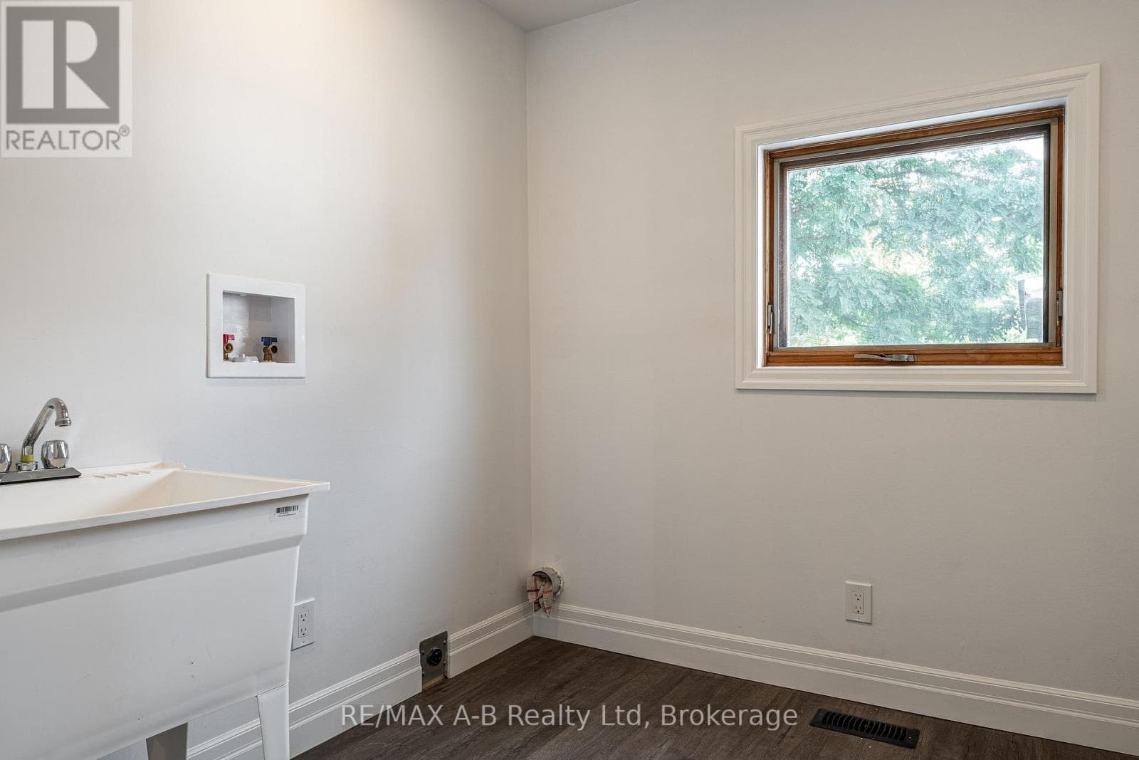 198 WATER STREET S, OnePoint — photo 2