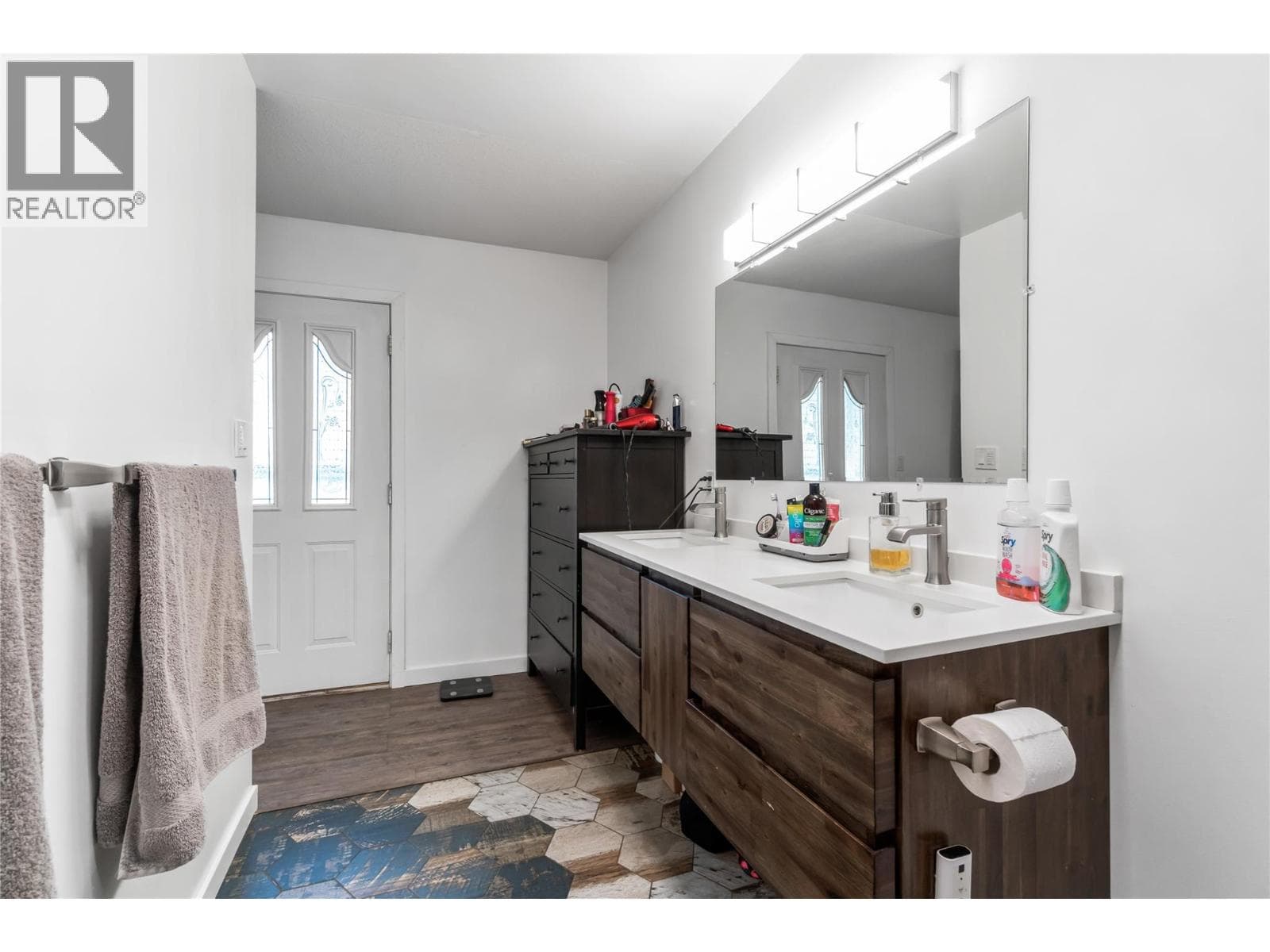 2550 CODY ROAD, Interior REALTORS® — photo 5