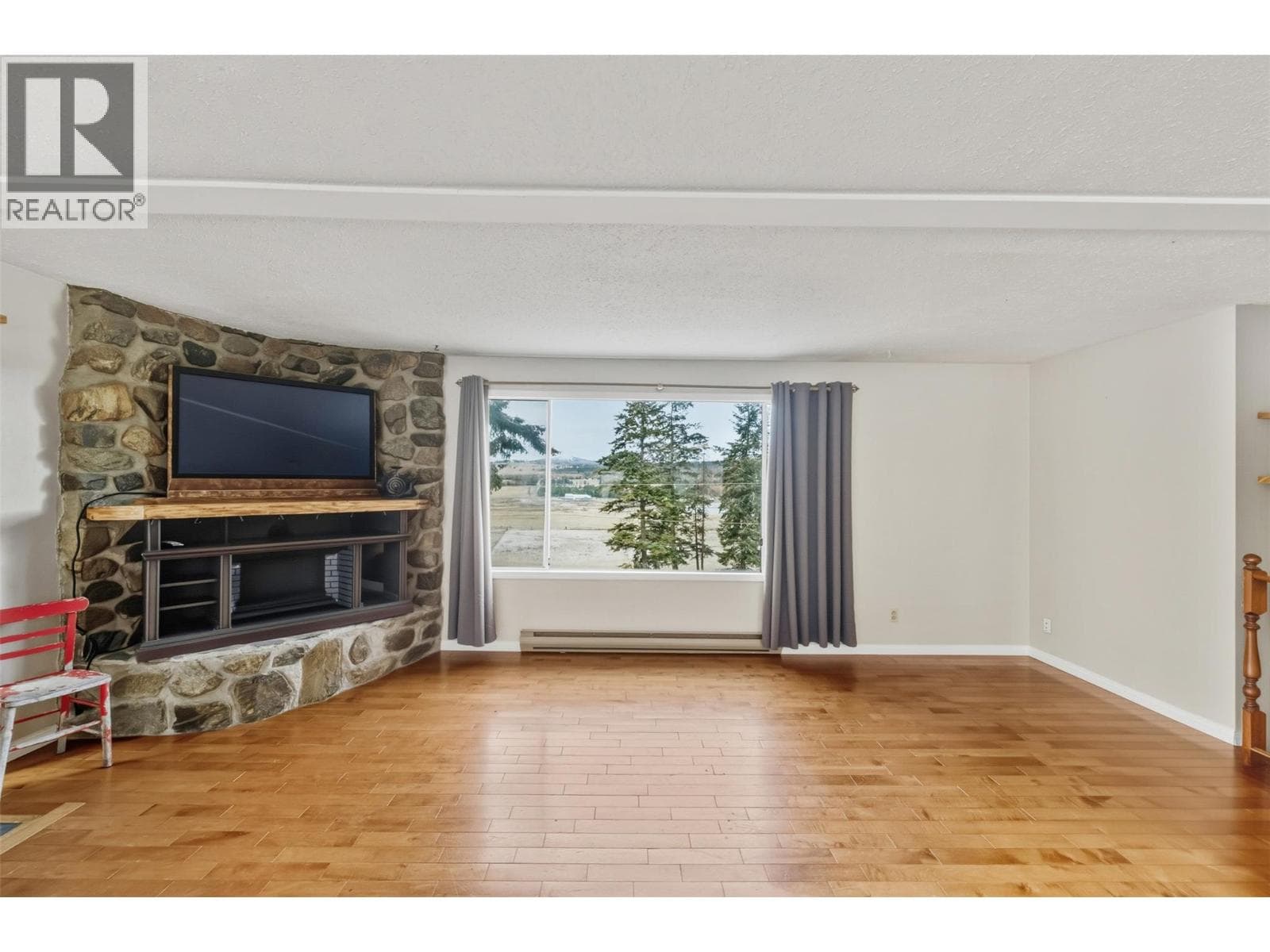 1414 KELLY ROAD, Interior REALTORS® — photo 4