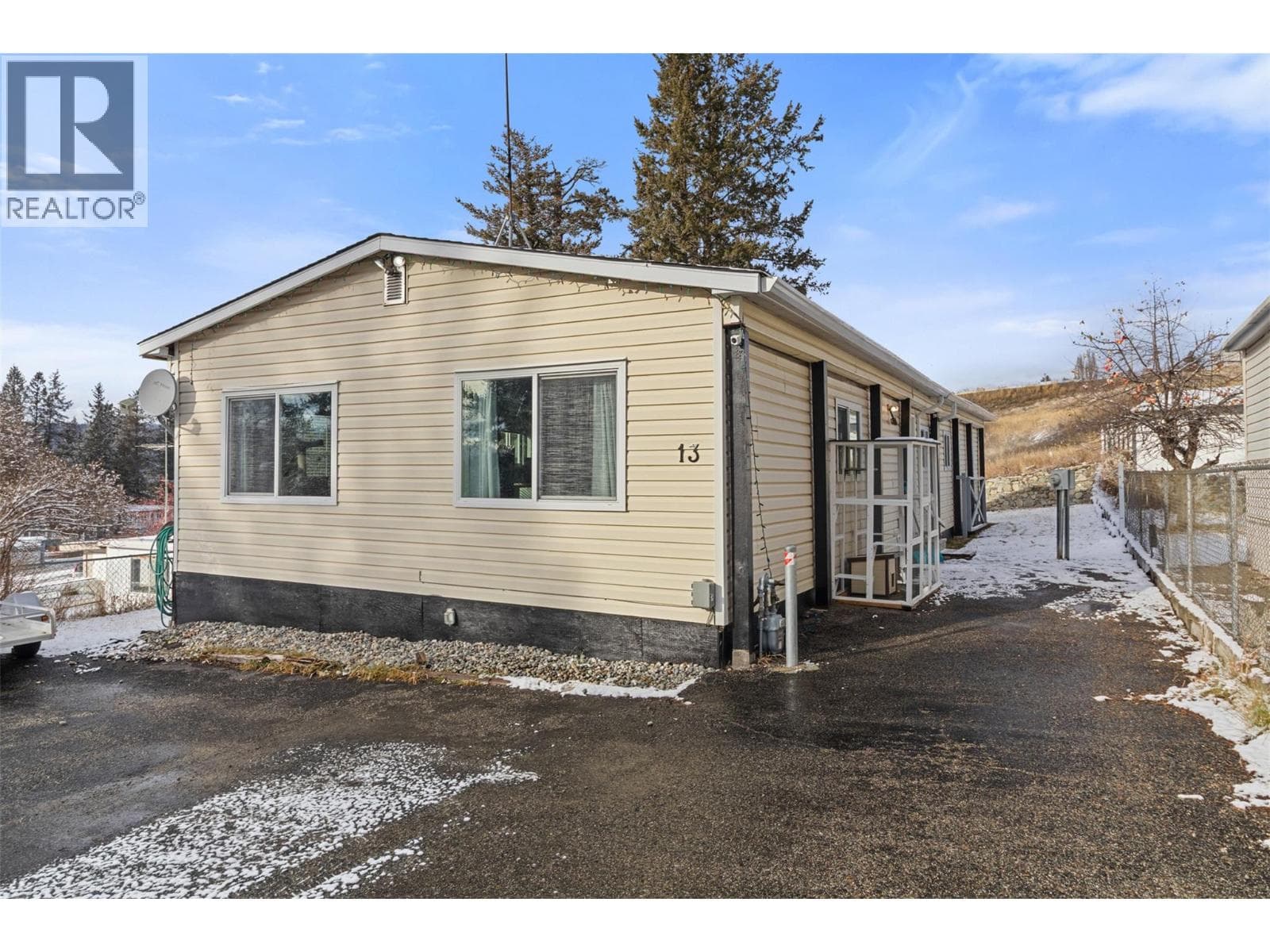 13 AGATE Drive — photo 2