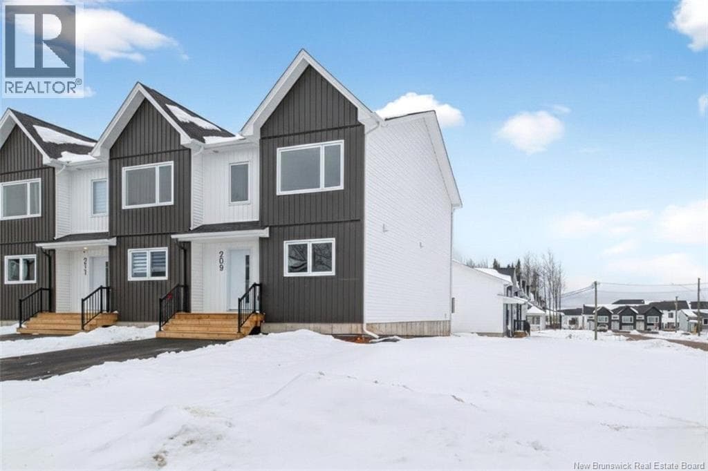 213 Donat Crescent — photo 2