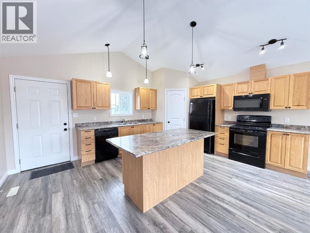 111 1 Street N, Lloydminster — photo 2
