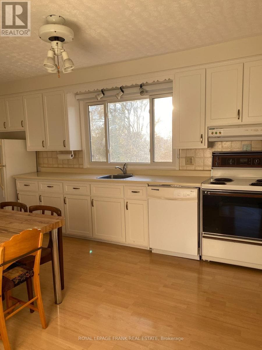 423 ARMOUR ROAD, Central Lakes — photo 3