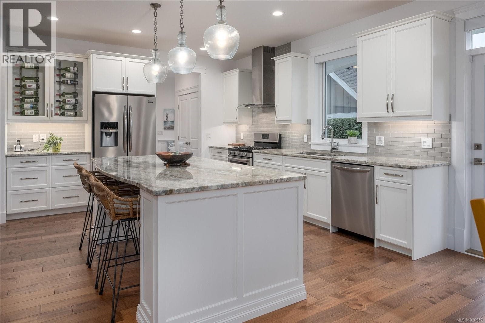 834 Bluffs Dr — photo 3