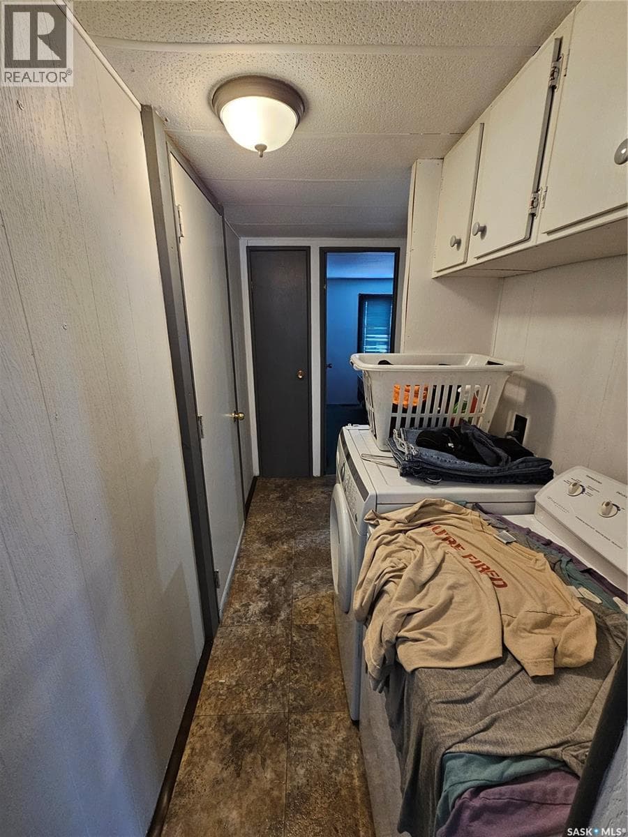 702 Railway AVENUE, Saskatchewan — photo 2