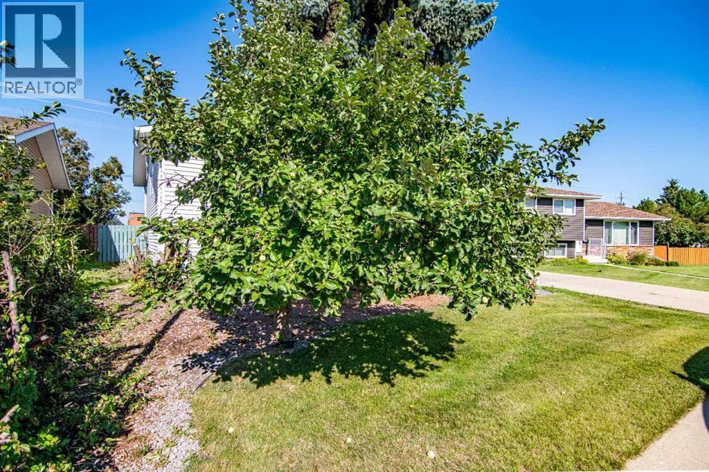 84 PEARSON CRESCENT, Red Deer (Central Alberta) — photo 2