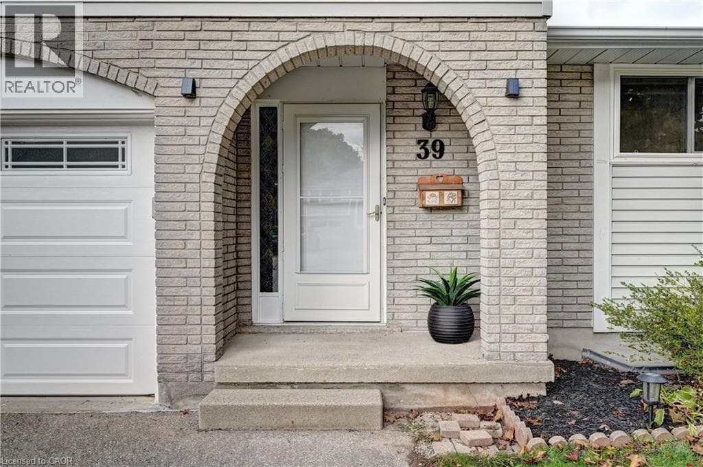 39 SOUTHWOOD DRIVE in Country Hills