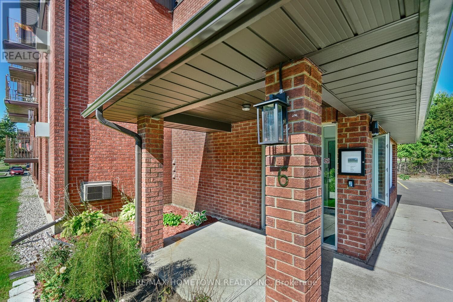 17 - 6 CHARLOTTE PLACE — photo 3