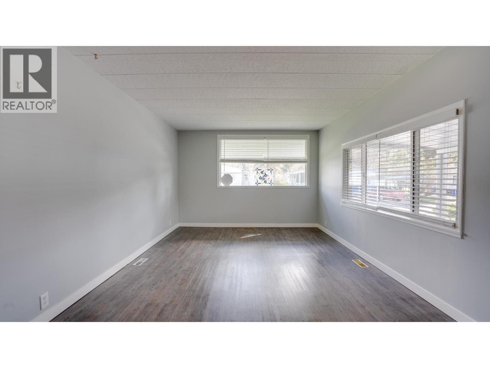 5484 25 AVENUE UNIT 61, Interior REALTORS® — photo 2