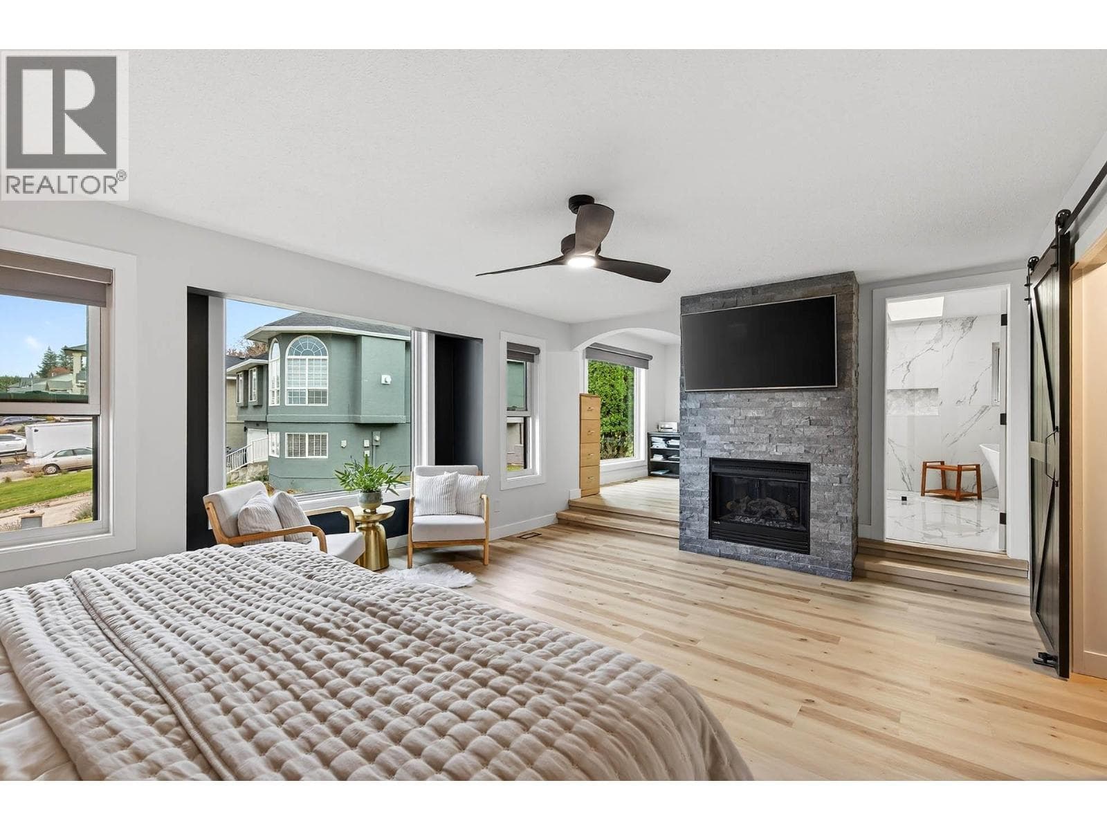 1095 LAUREL PLAZA, Interior REALTORS® — photo 3
