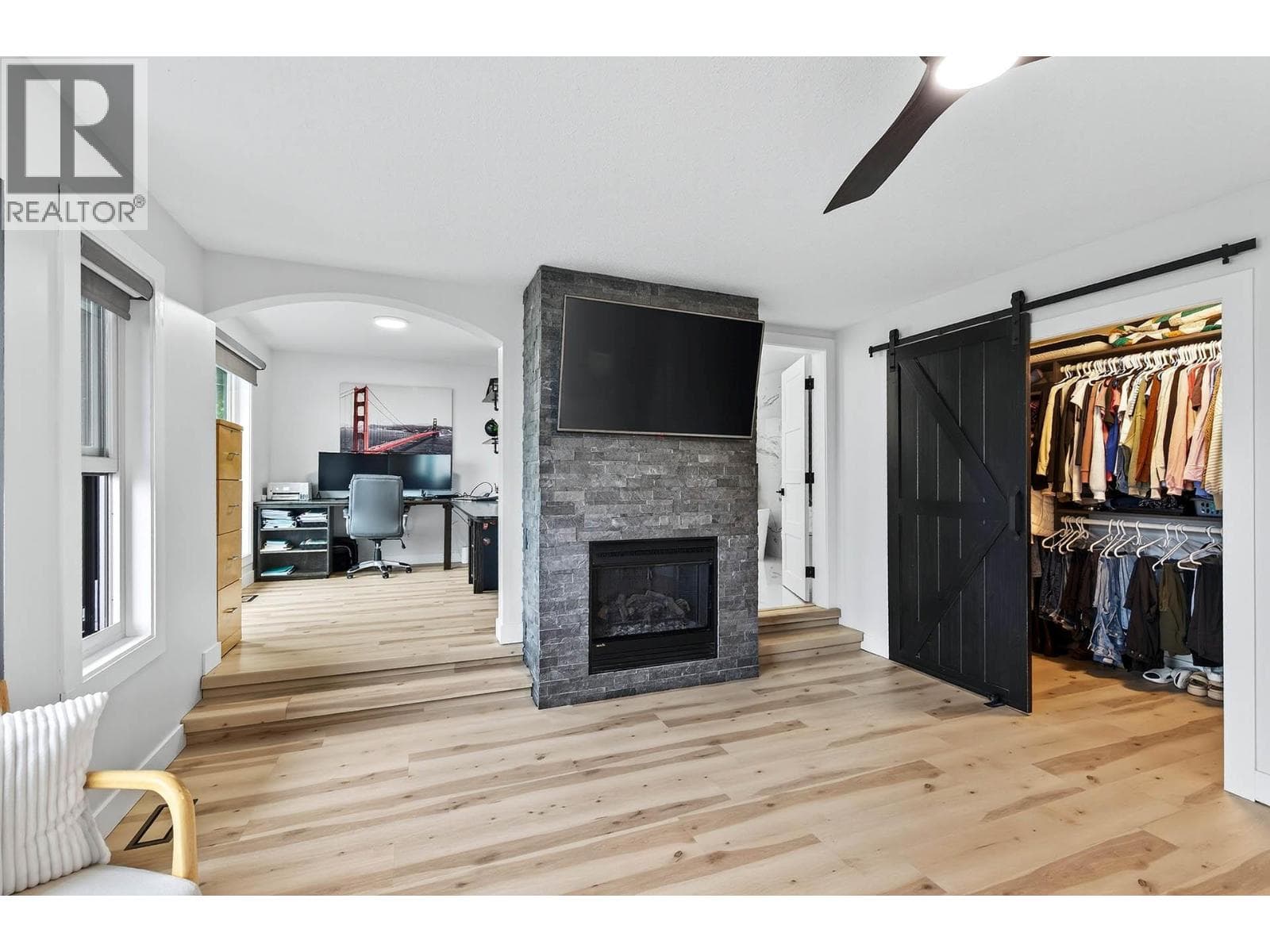 1095 LAUREL PLAZA, Interior REALTORS® — photo 4