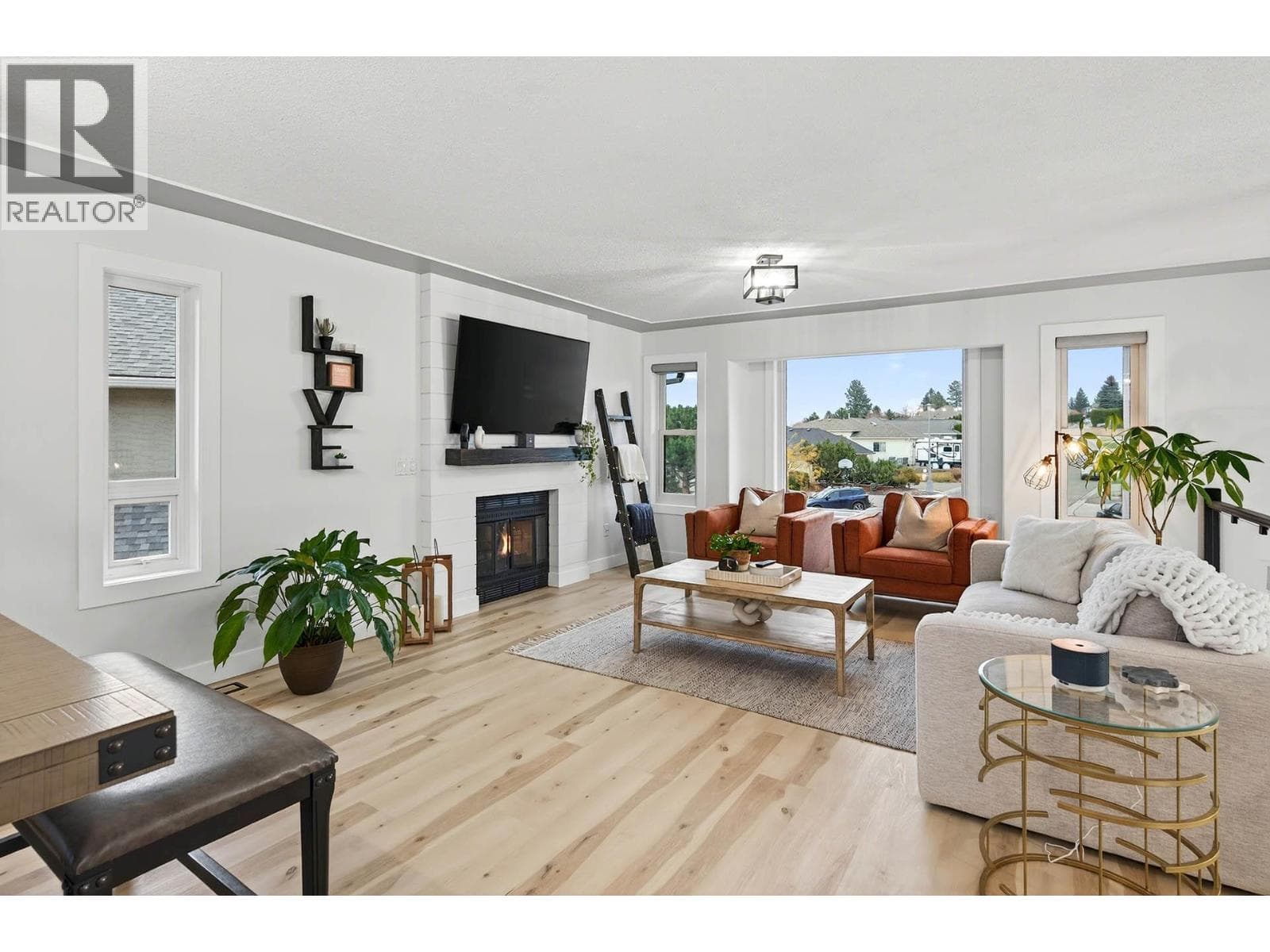 1095 LAUREL PLAZA, Interior REALTORS® — photo 2