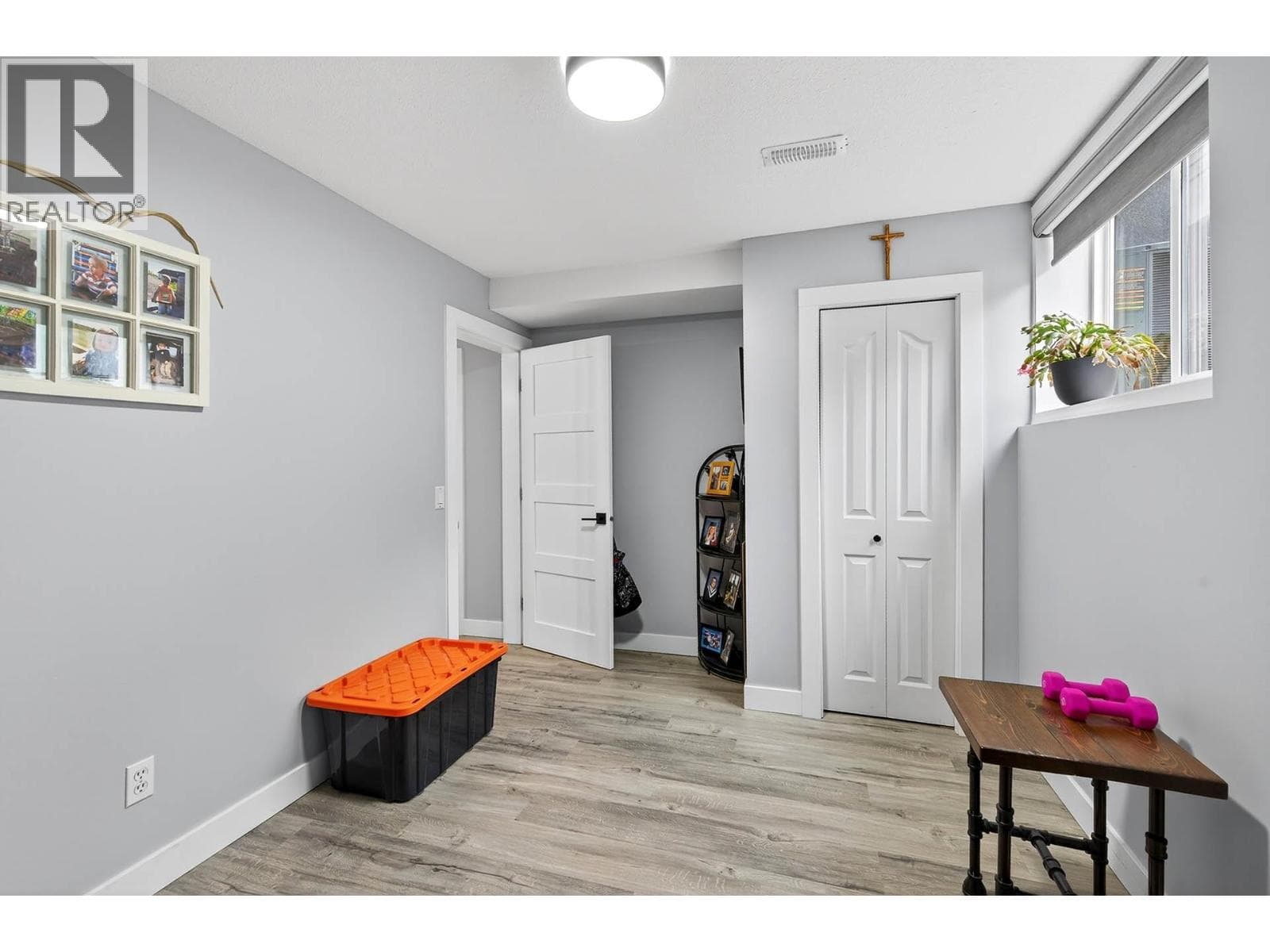 1095 LAUREL PLAZA, Interior REALTORS® — photo 3