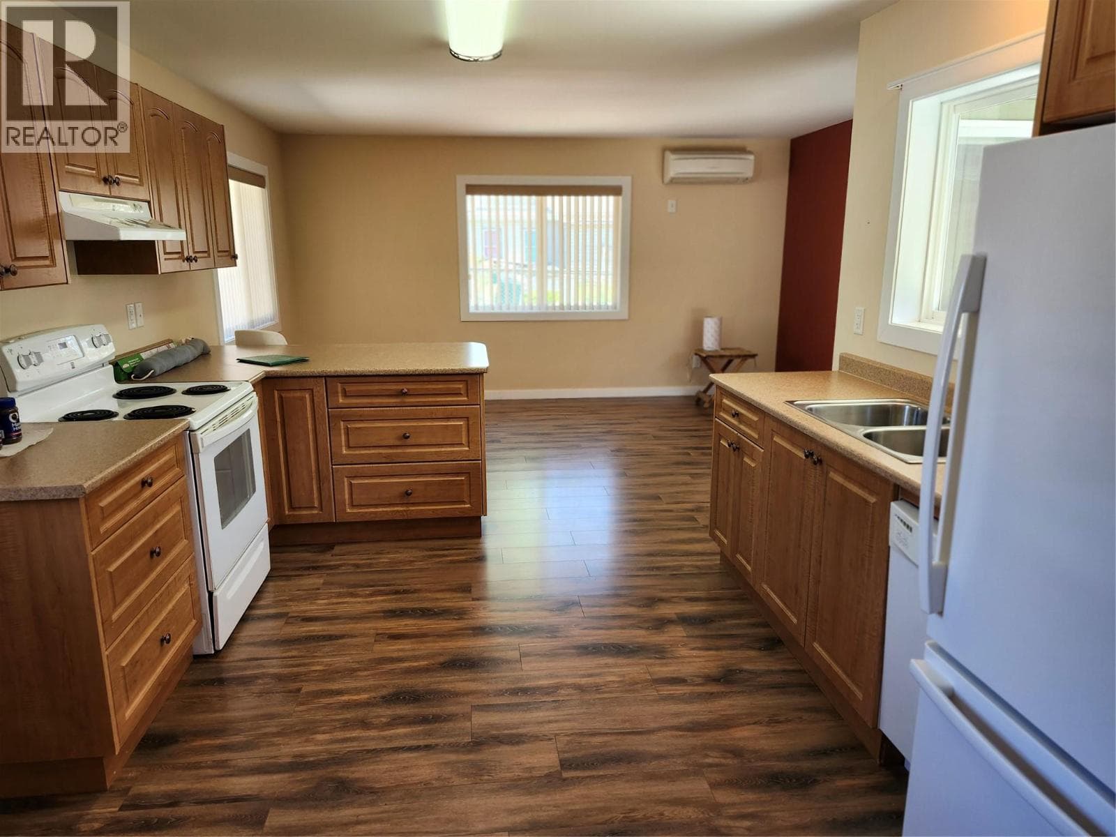 6453 PARK DRIVE, Interior REALTORS® — photo 5