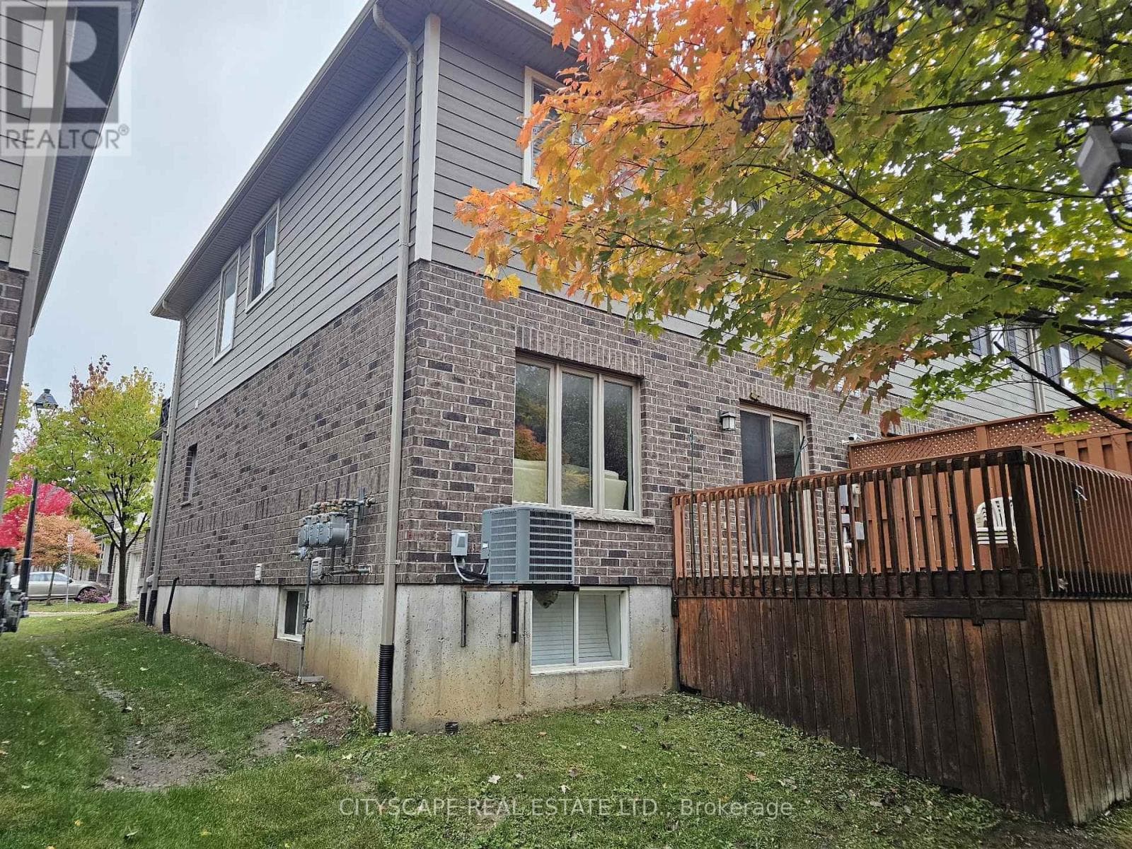 50 - 112 NORTH CENTRE ROAD, Toronto — photo 2