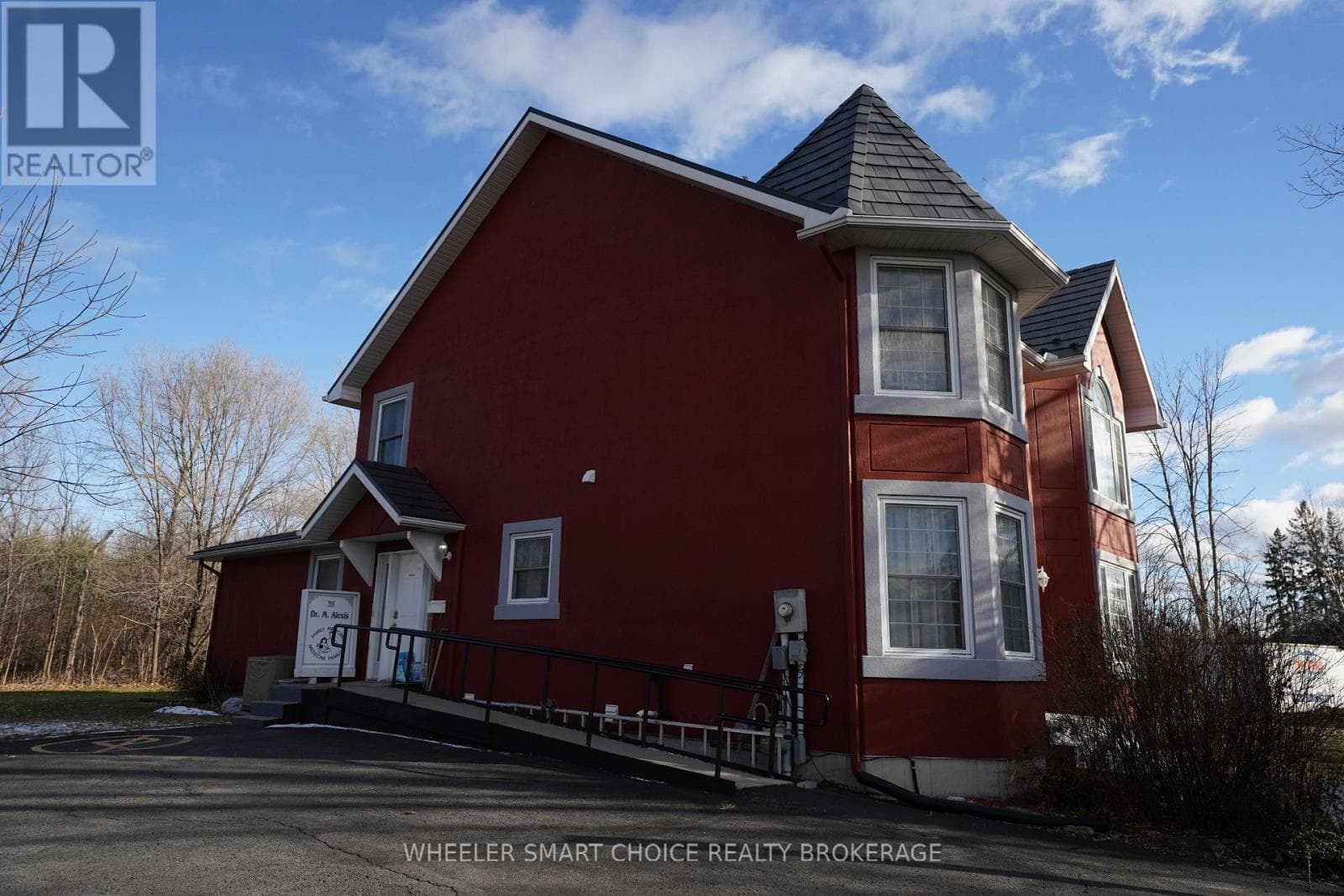 2135 PITT STREET — photo 2