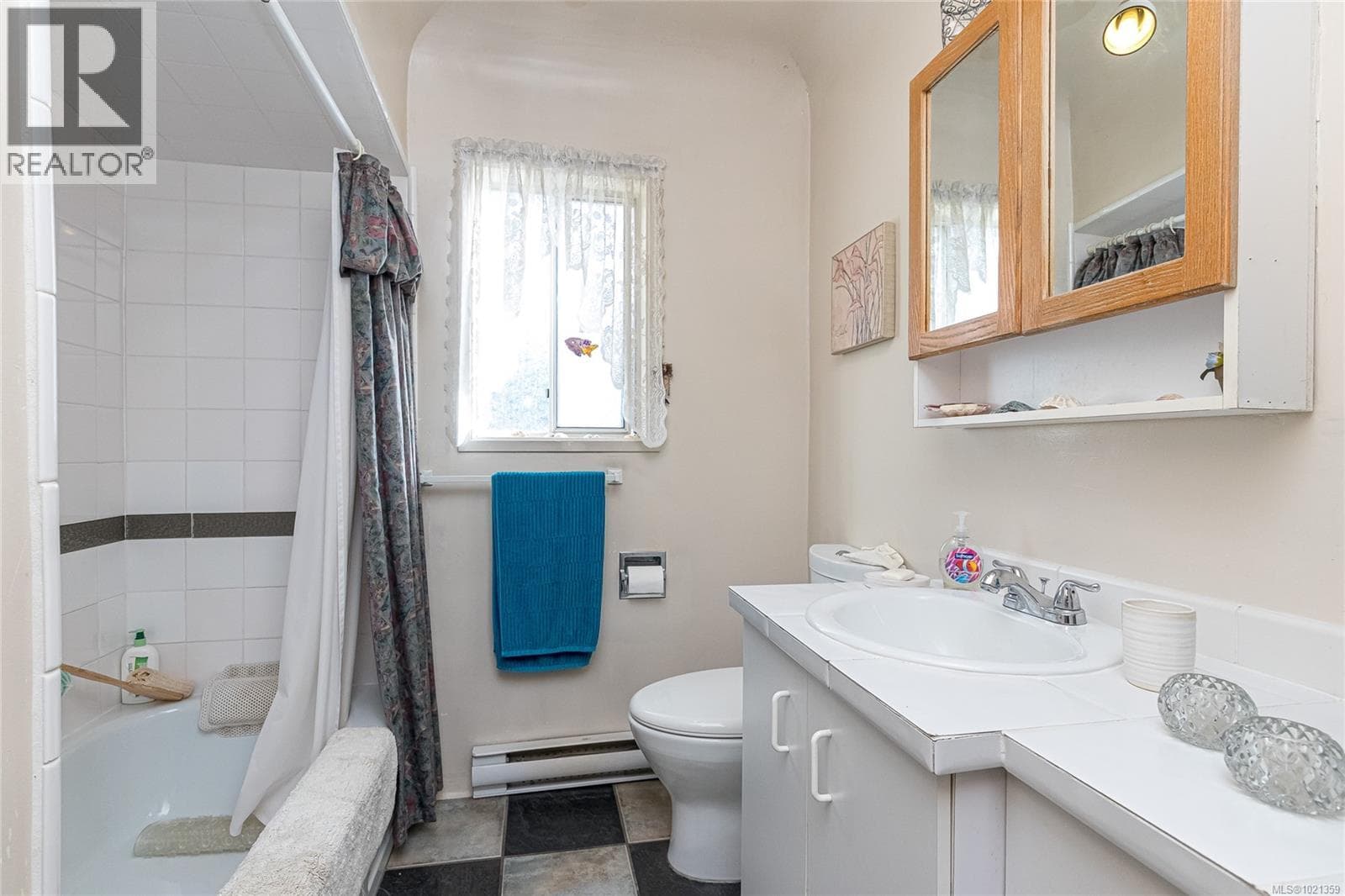 1005 McCallum Rd, Victoria — photo 2