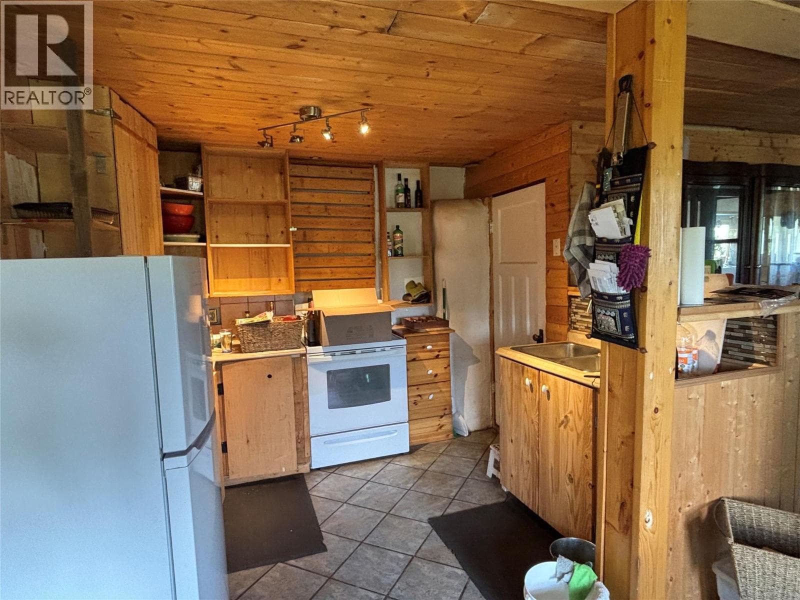 1400 CHASM ROAD, Interior REALTORS® — photo 3
