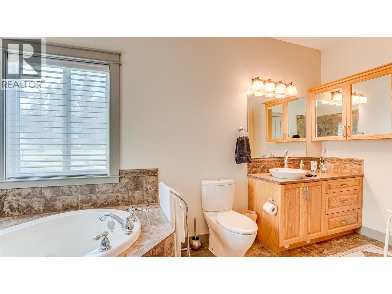 384 KYRO ROAD, Interior REALTORS® — photo 5