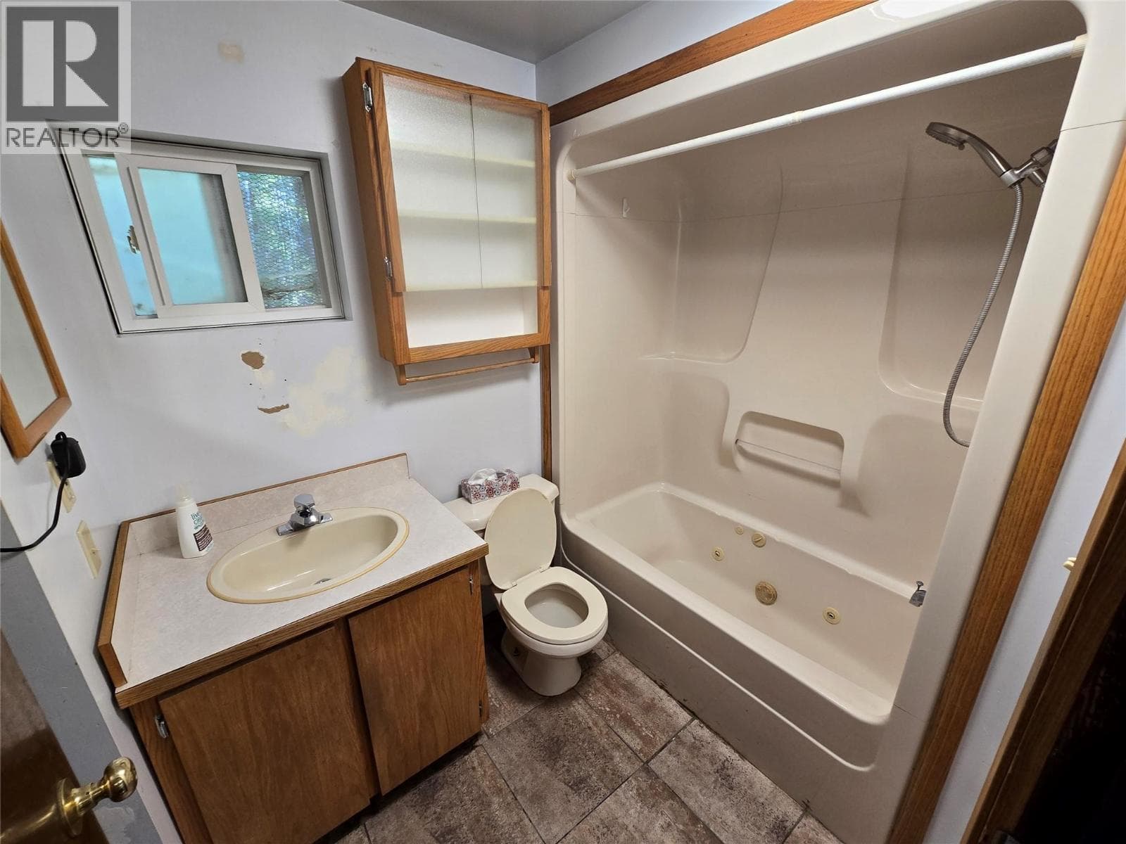 404 HAYWOOD ROAD, Interior REALTORS® — photo 2