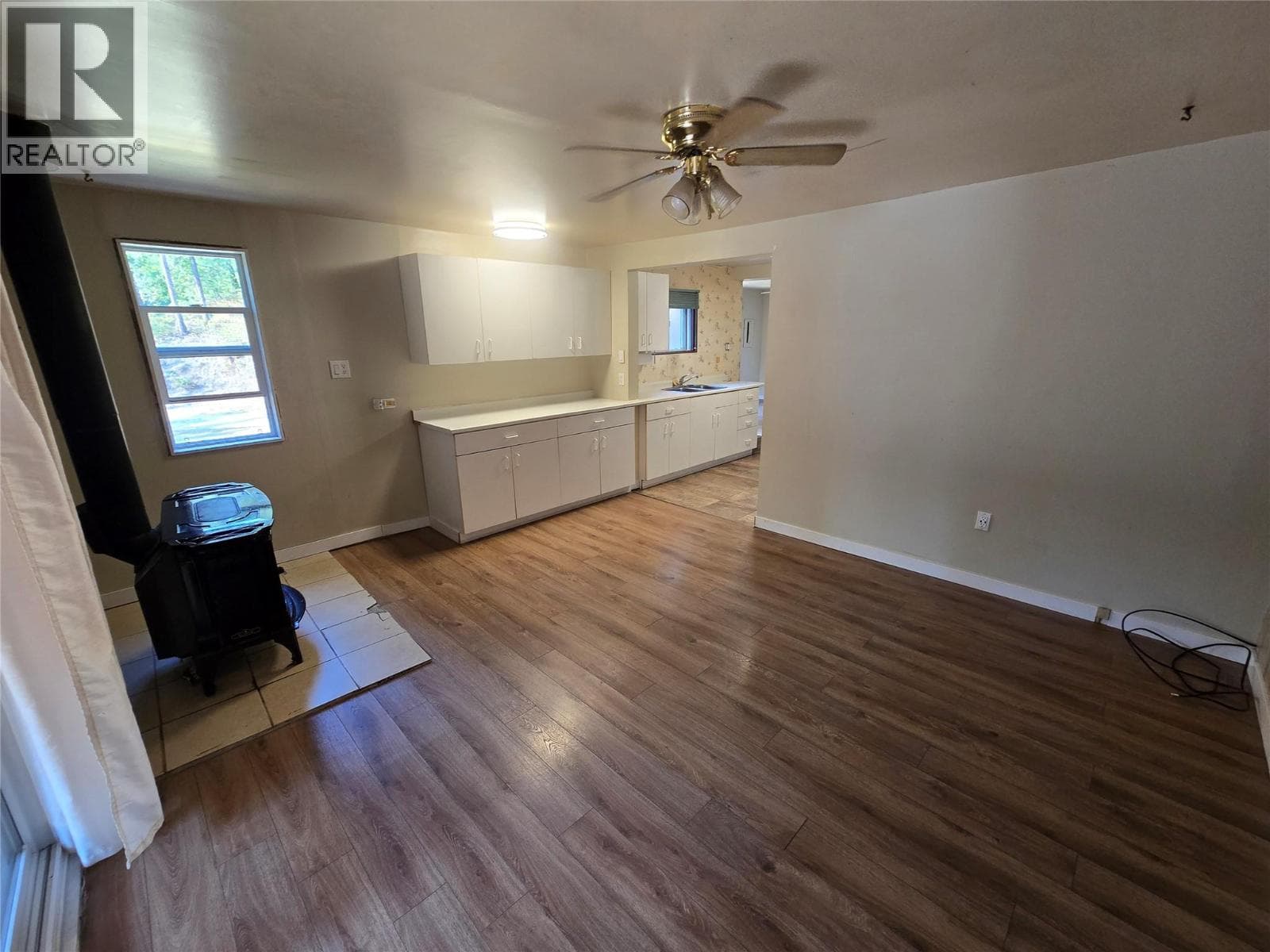 404 HAYWOOD ROAD, Interior REALTORS® — photo 3