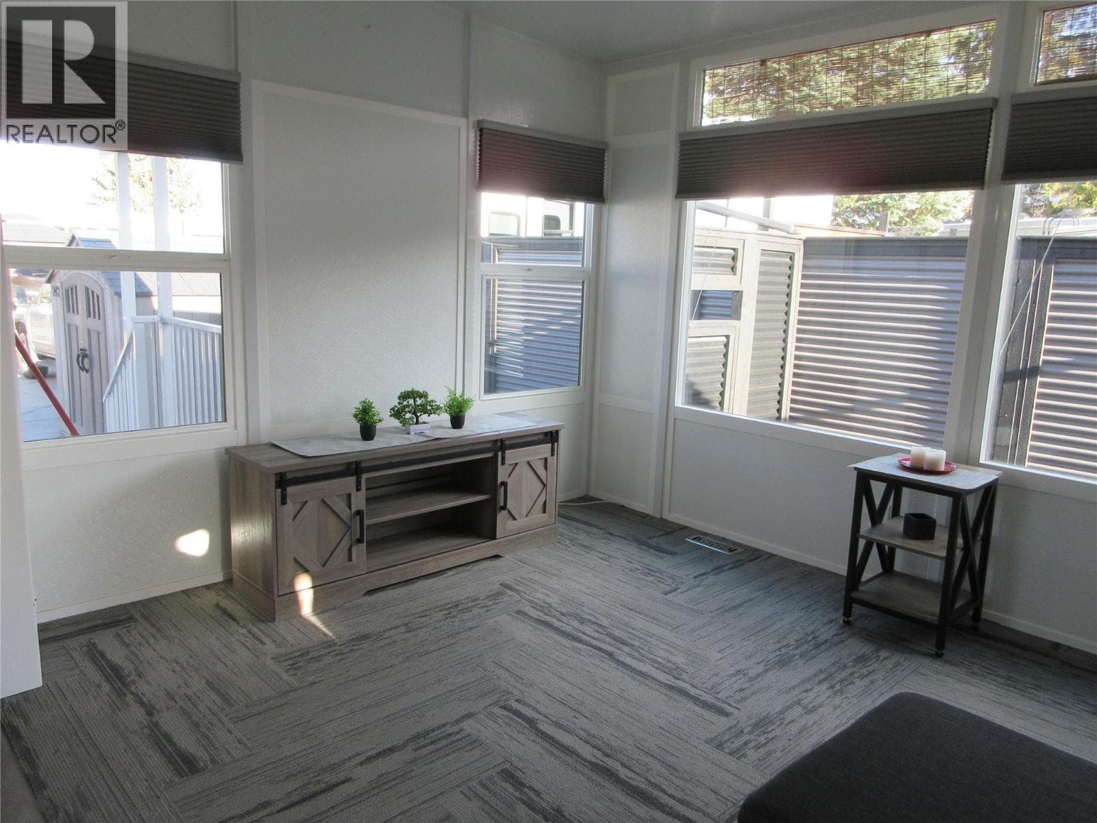 242 415 COMMONWEALTH ROAD, Interior REALTORS® — photo 5