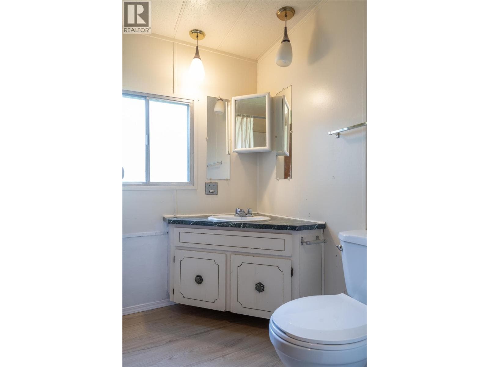 802 CENTER STREET, Interior REALTORS® — photo 4