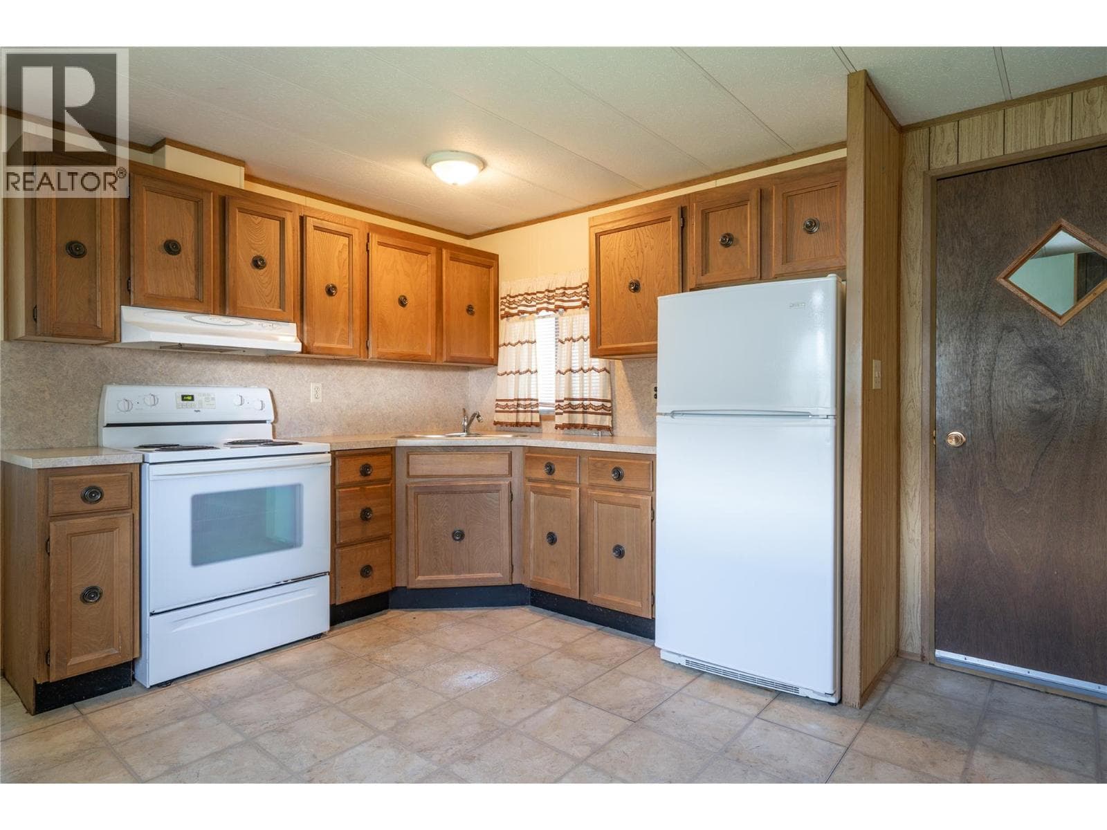 802 CENTER STREET, Interior REALTORS® — photo 2