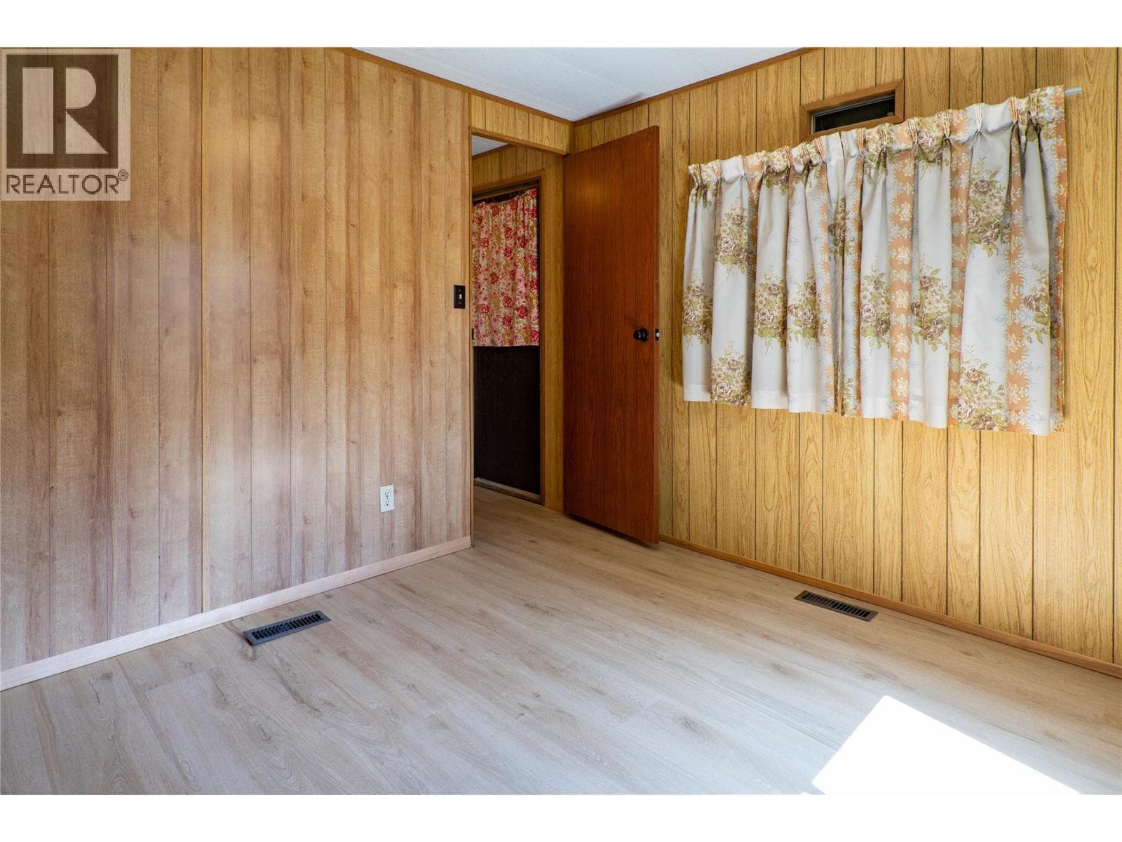 802 CENTER STREET, Interior REALTORS® — photo 3